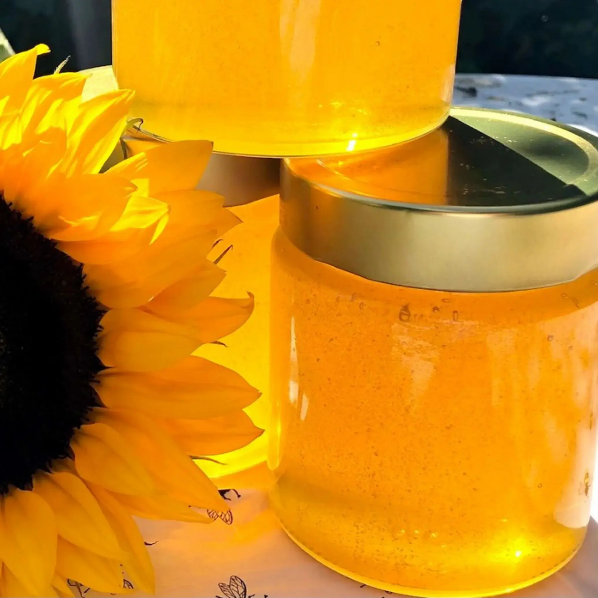 Honig im Glas mit Sonnenblume